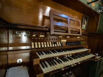 Quest�ultima conduce a una balconata dove � presente il possente organo...